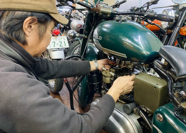バイクのエンジン修理の写真